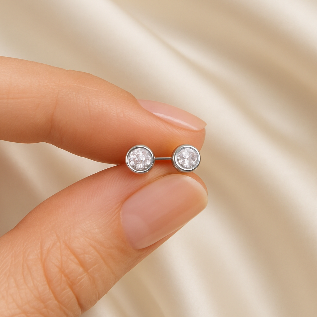 Обеци от бяло злато с диаманти в обков 0.12 карата