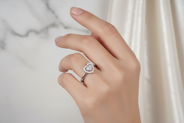 Gold heart ring in white gold with diamonds 0.13 carats