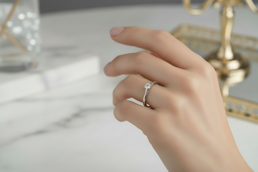 Годежен пръстен бяло злато с диамант 0.08 карата