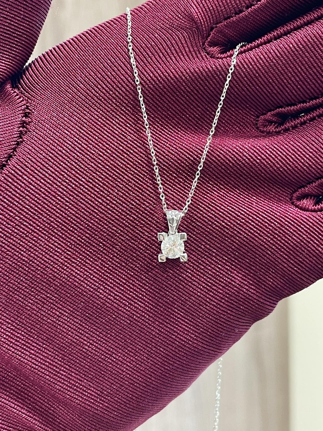 White gold pendant with a 0.40 carat diamond