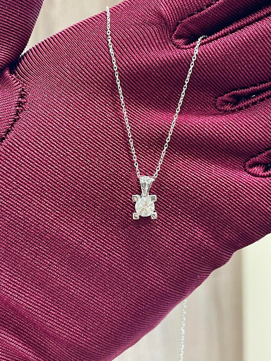 White gold pendant with a 0.40 carat diamond