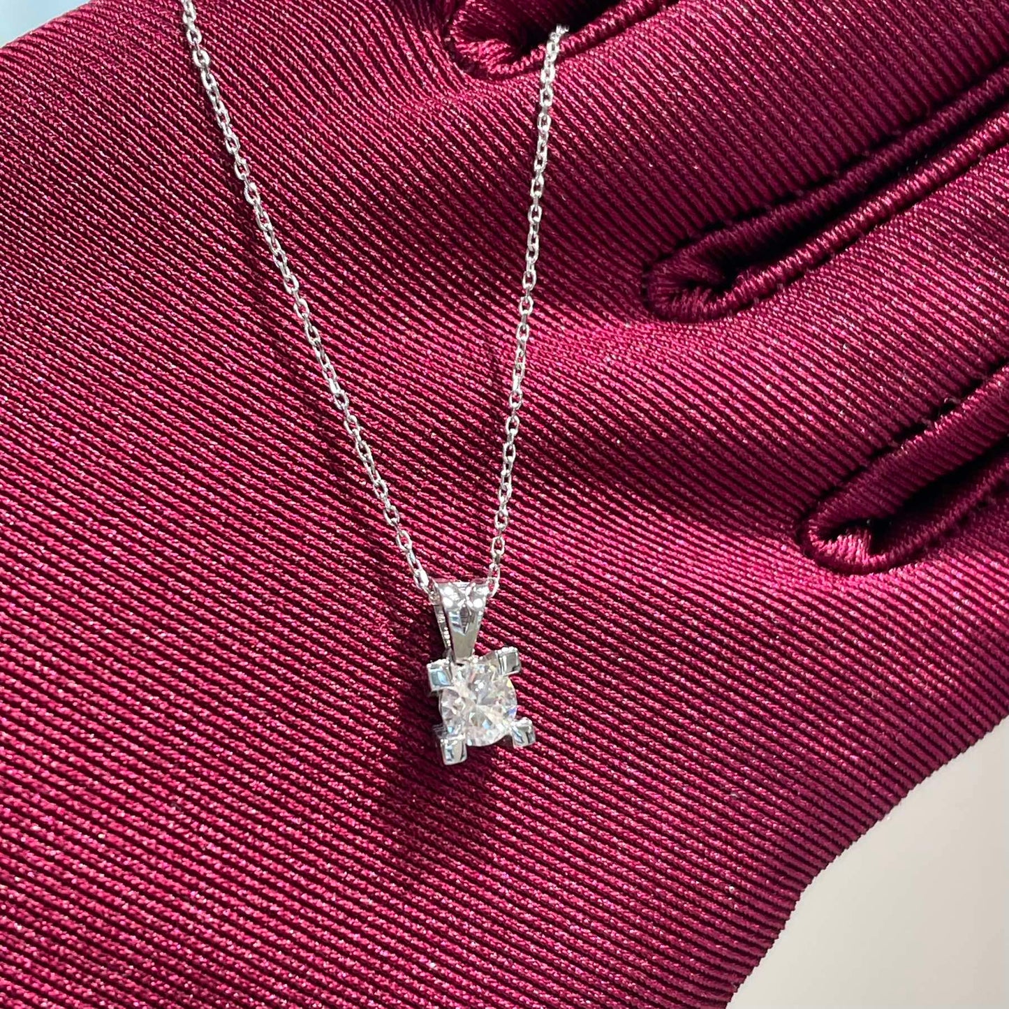 White gold pendant with a 0.40 carat diamond