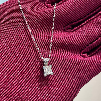 White gold pendant with a 0.40 carat diamond