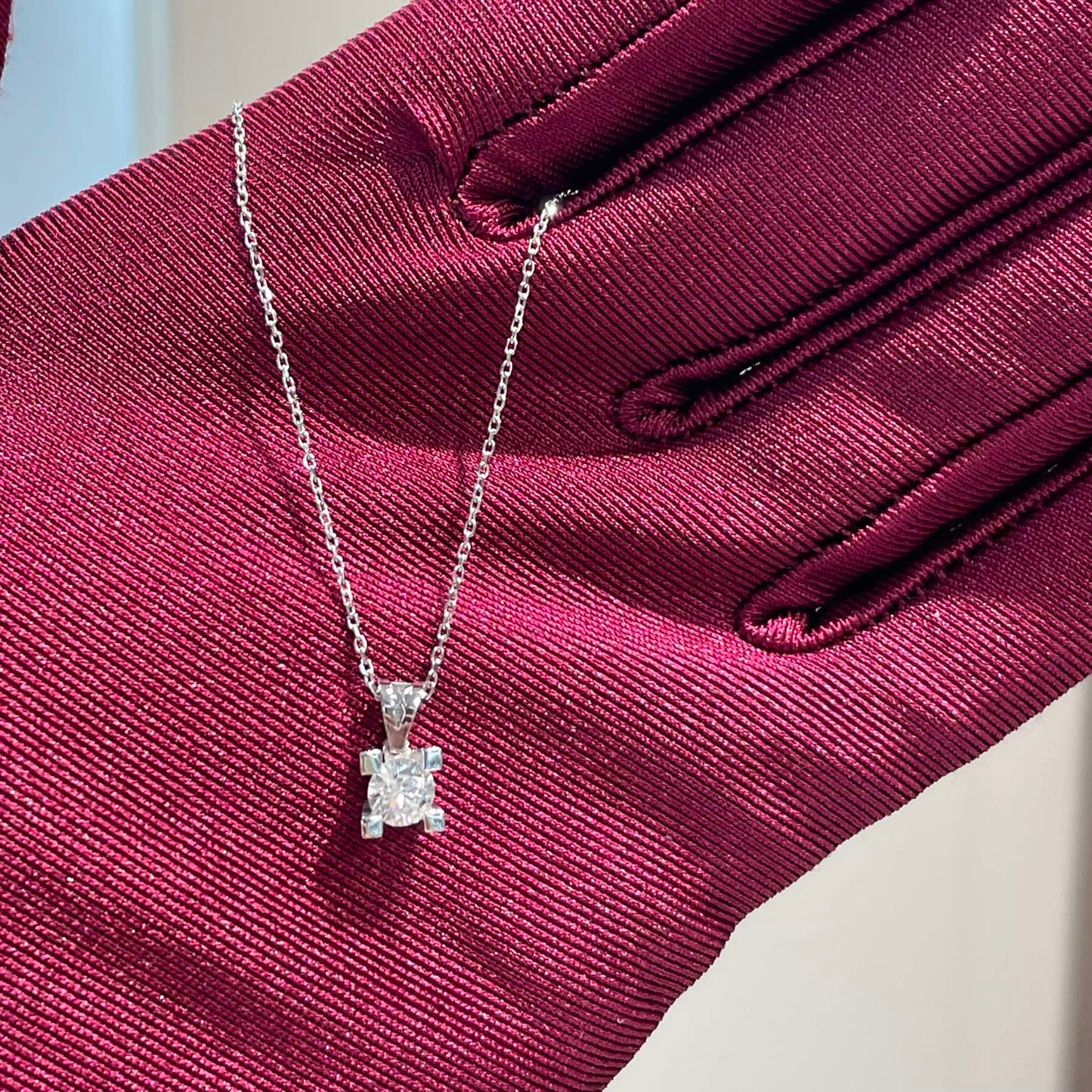 White gold pendant with a 0.40 carat diamond