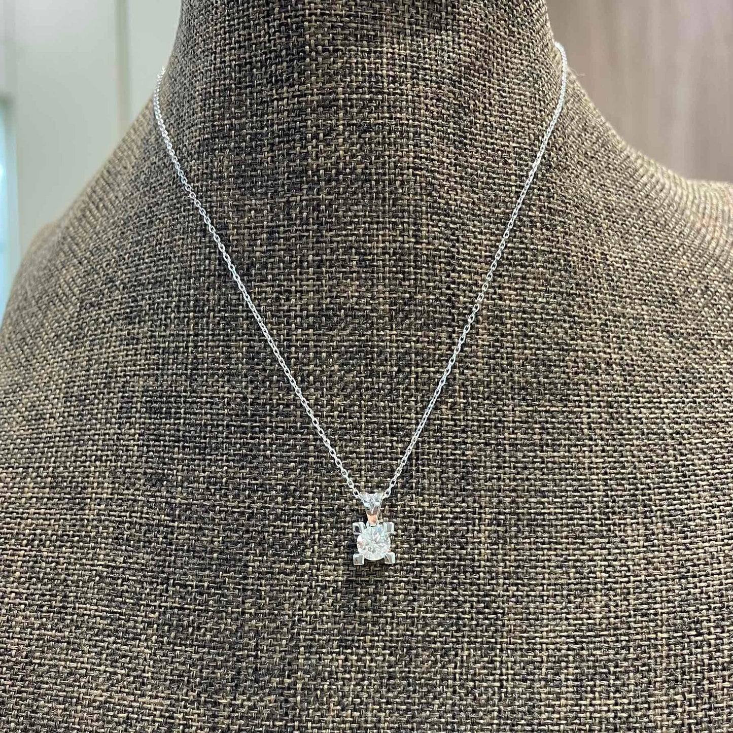 White gold pendant with a 0.40 carat diamond