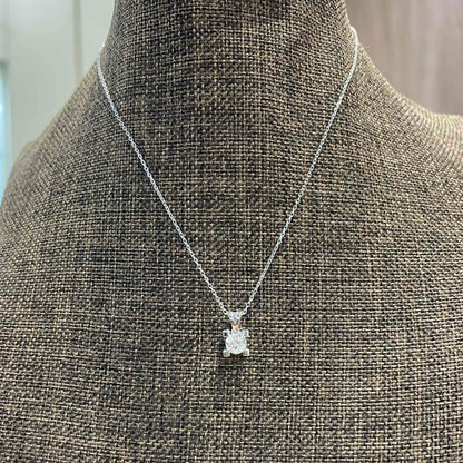 White gold pendant with a 0.40 carat diamond