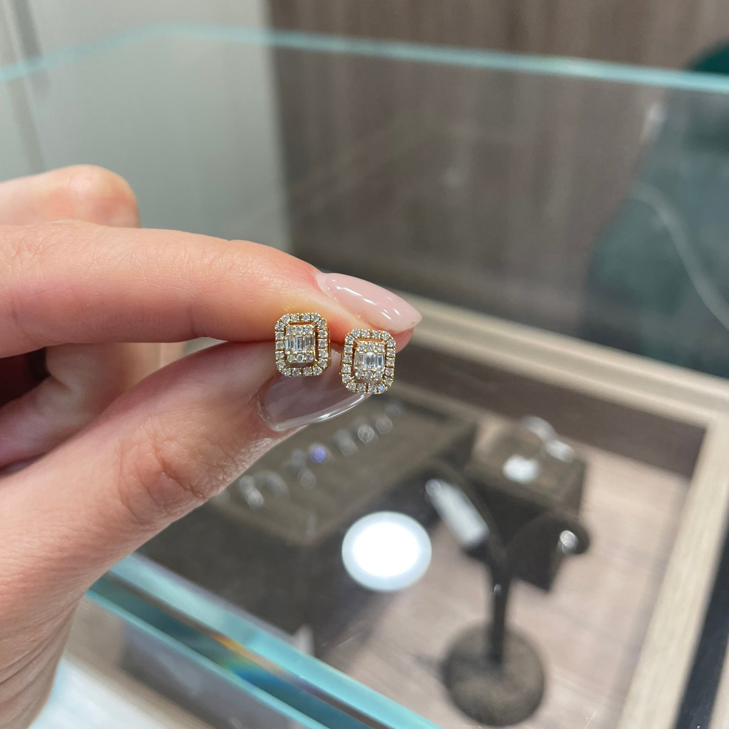 0.32 carats Diamond Yellow gold earrings 