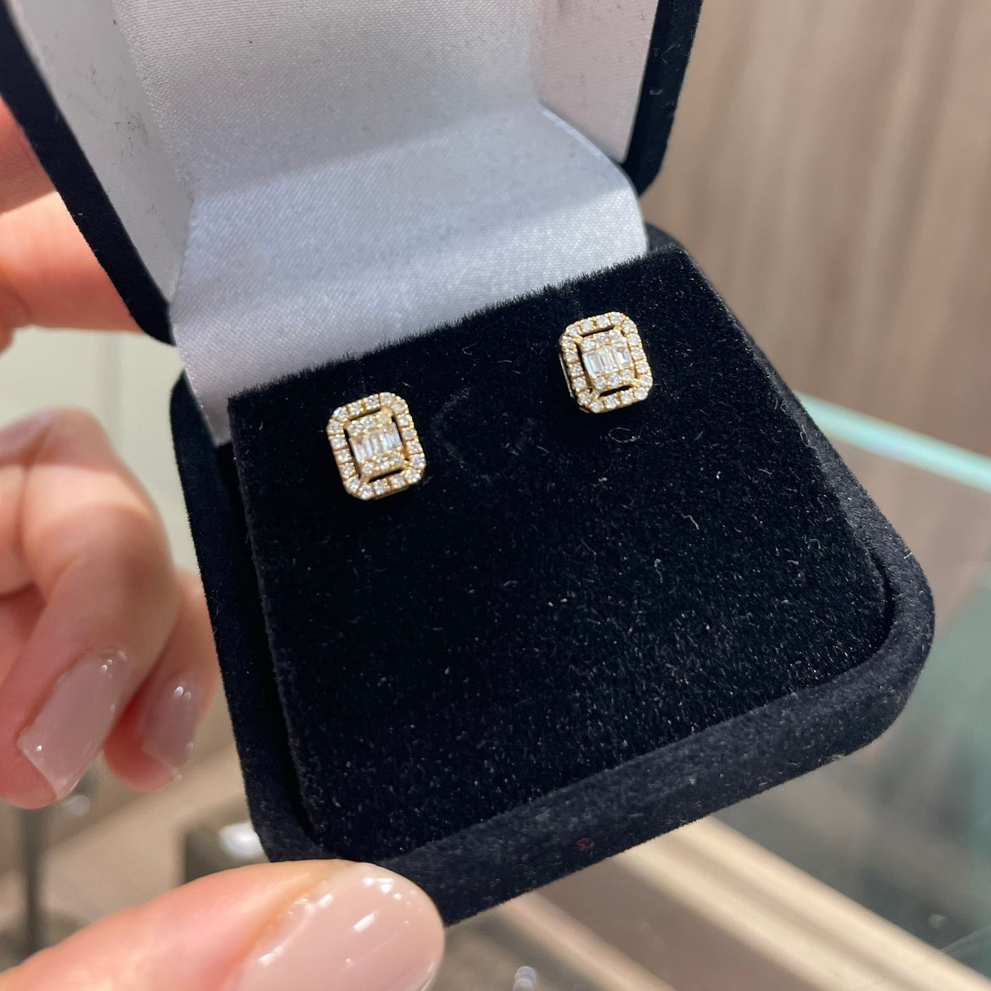 0.32 carats Diamond Yellow gold earrings 