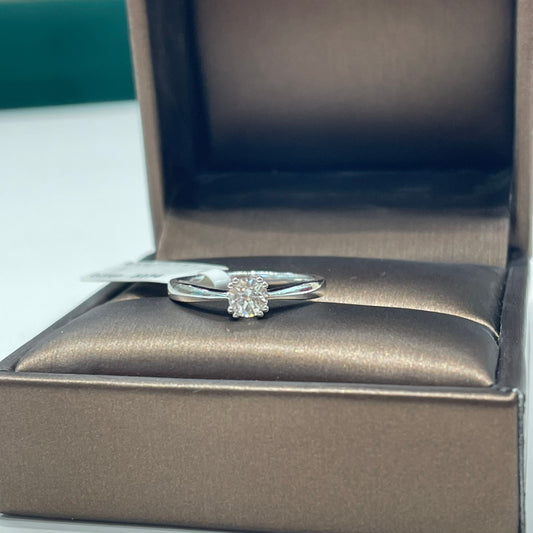 White gold engagement ring with 0.40 carat diamond