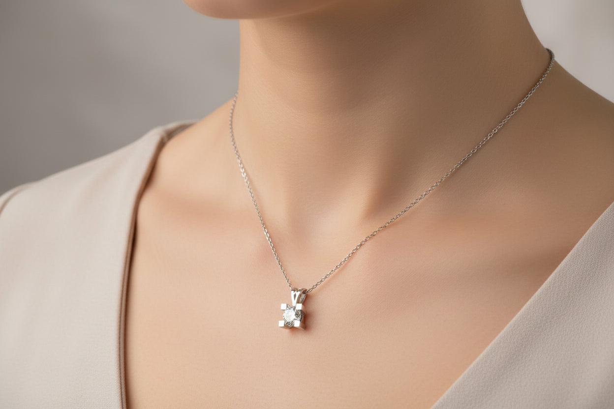 Висулка бяло злато с диамант 0.28 карата