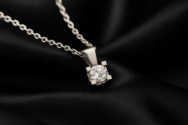 Висулка от бяло злато с диамант 0.11