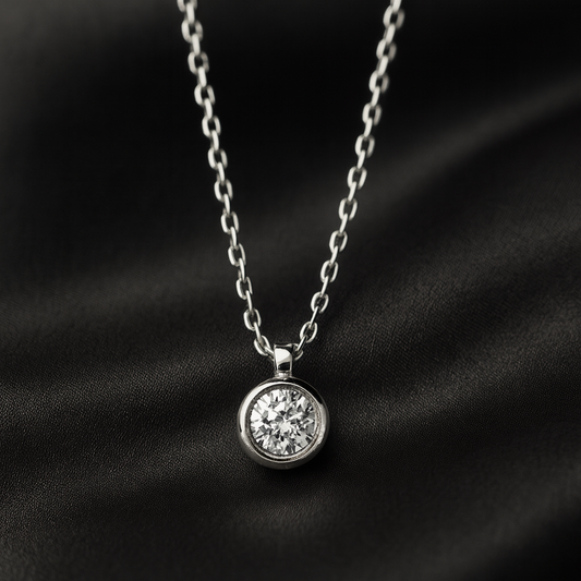 Висулка от бяло злато с диамант в обков 0.15 карата