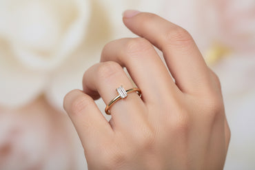 Годежен пръстен от розово злато с диамант Emerald cut