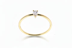 Годежен пръстен от жълто злато с диамант капка