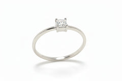 Годежен пръстен от бяло злато с диамант princess cut