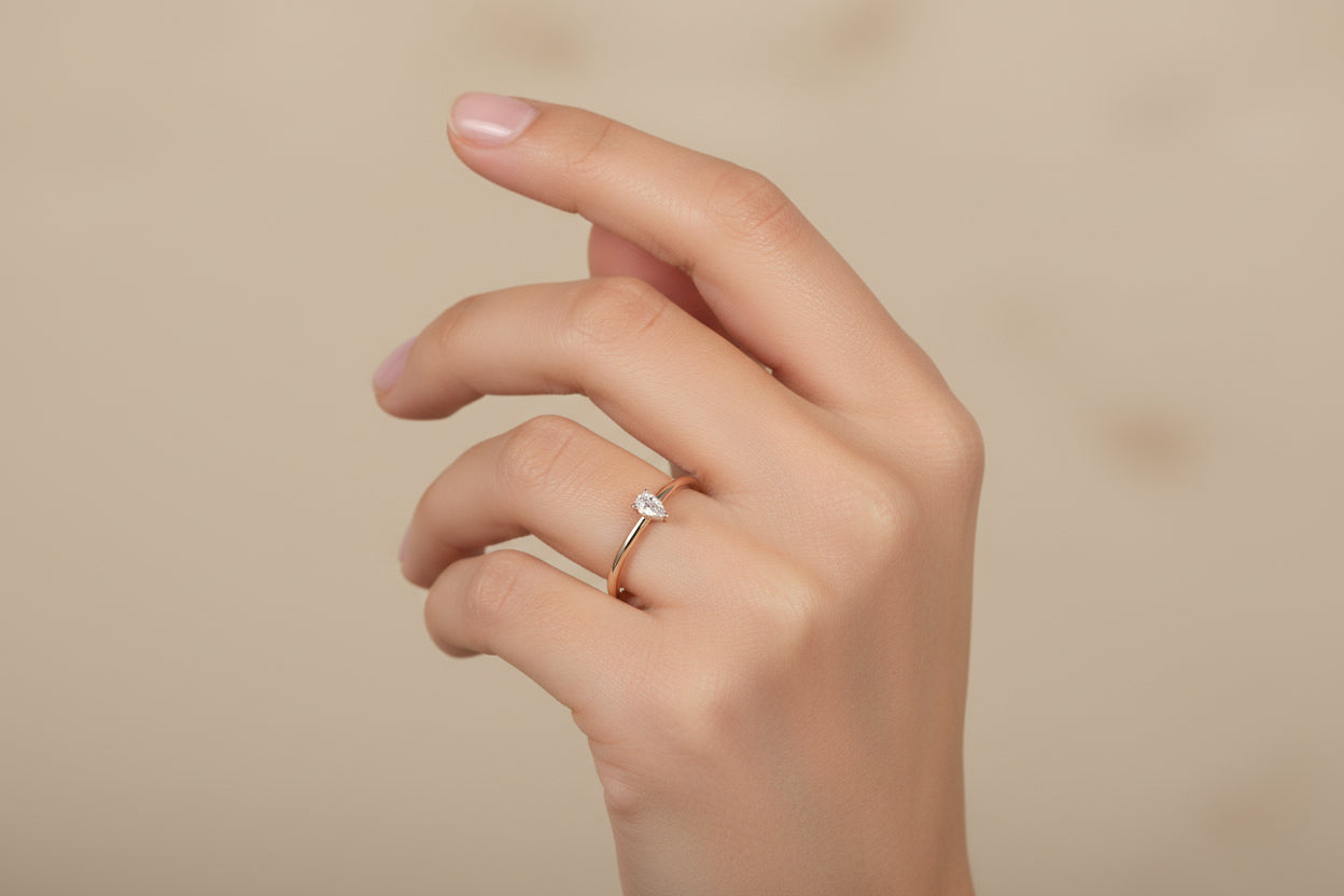 Годежен пръстен розово злато с диамант капка