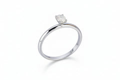 Годежен пръстен от бяло злато с диамант овал