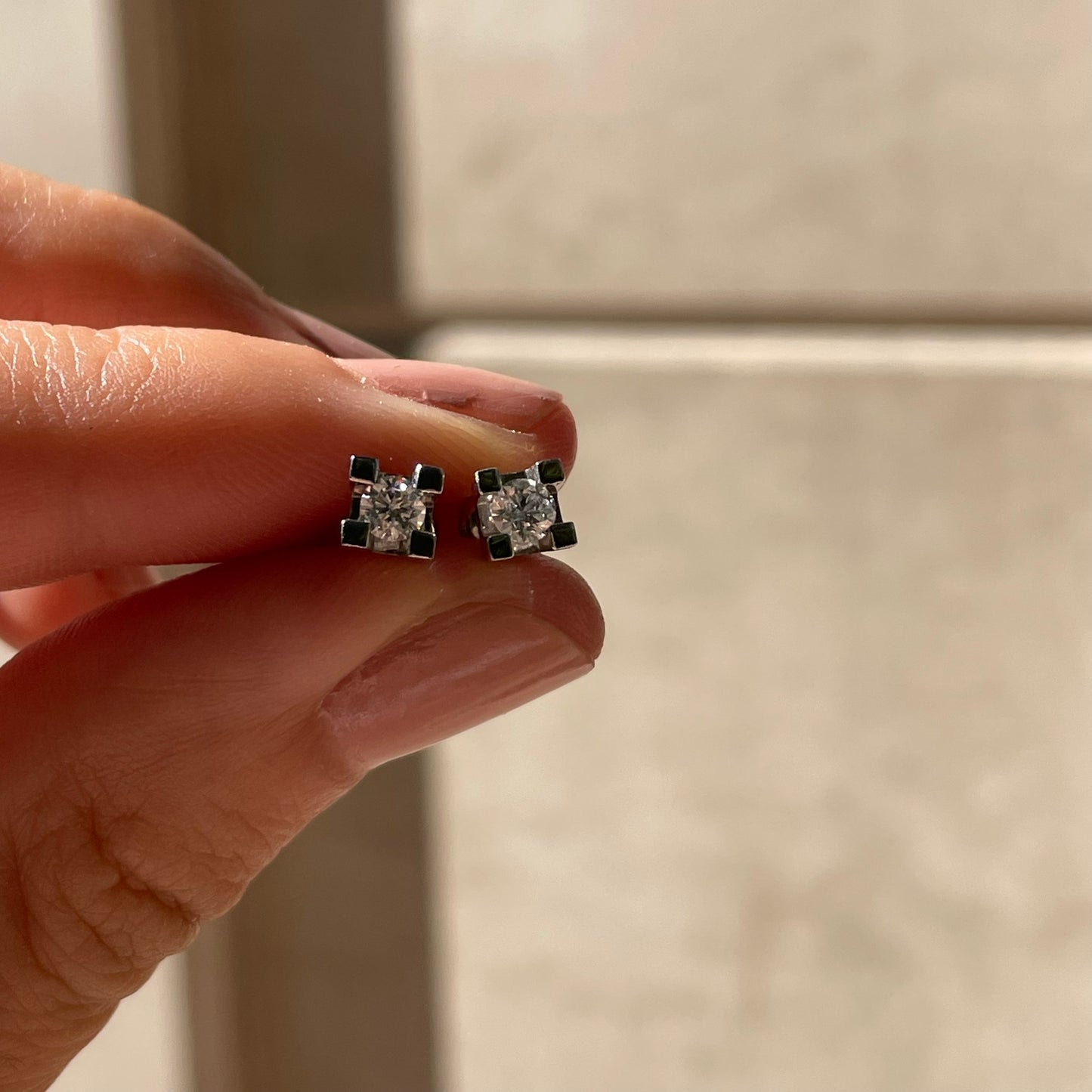 0.30 carats White gold diamond earrings