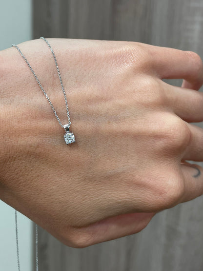 White gold pendant with 0.23 carat diamond