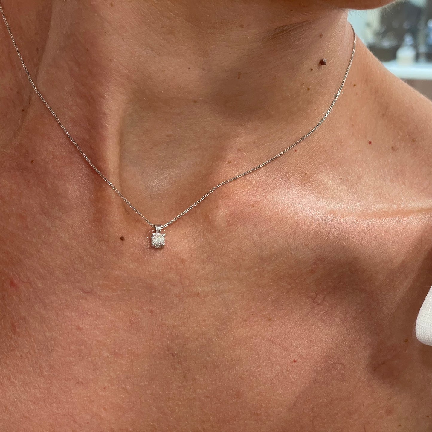 White gold pendant with 0.23 carat diamond