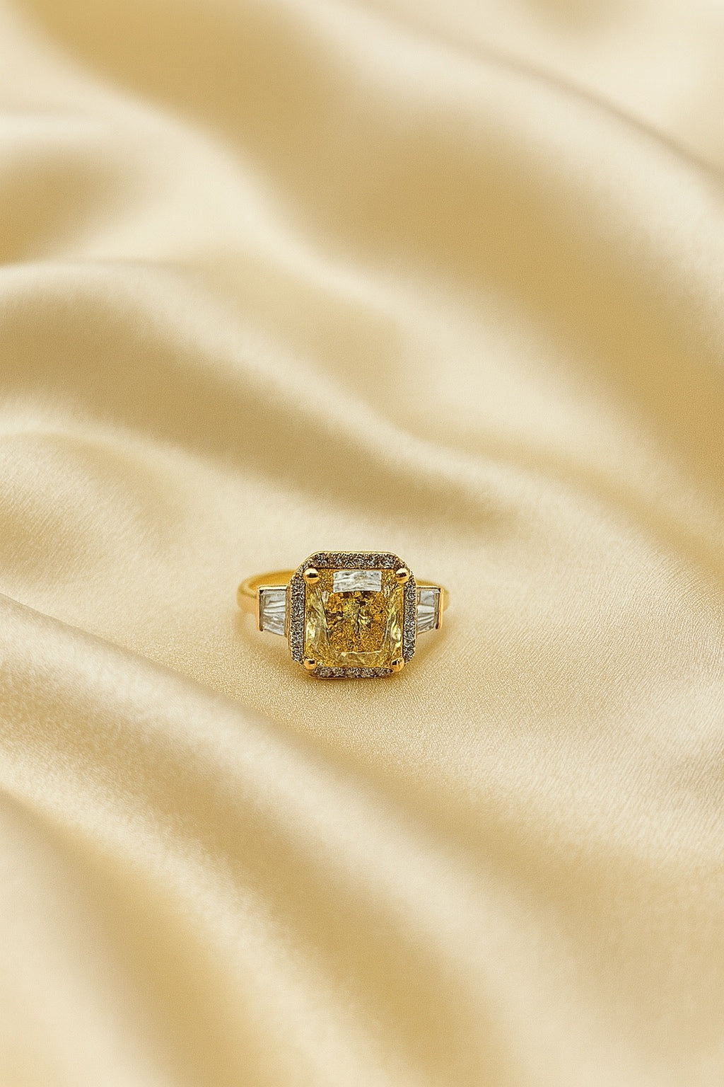 Diamond ring in yellow gold 
